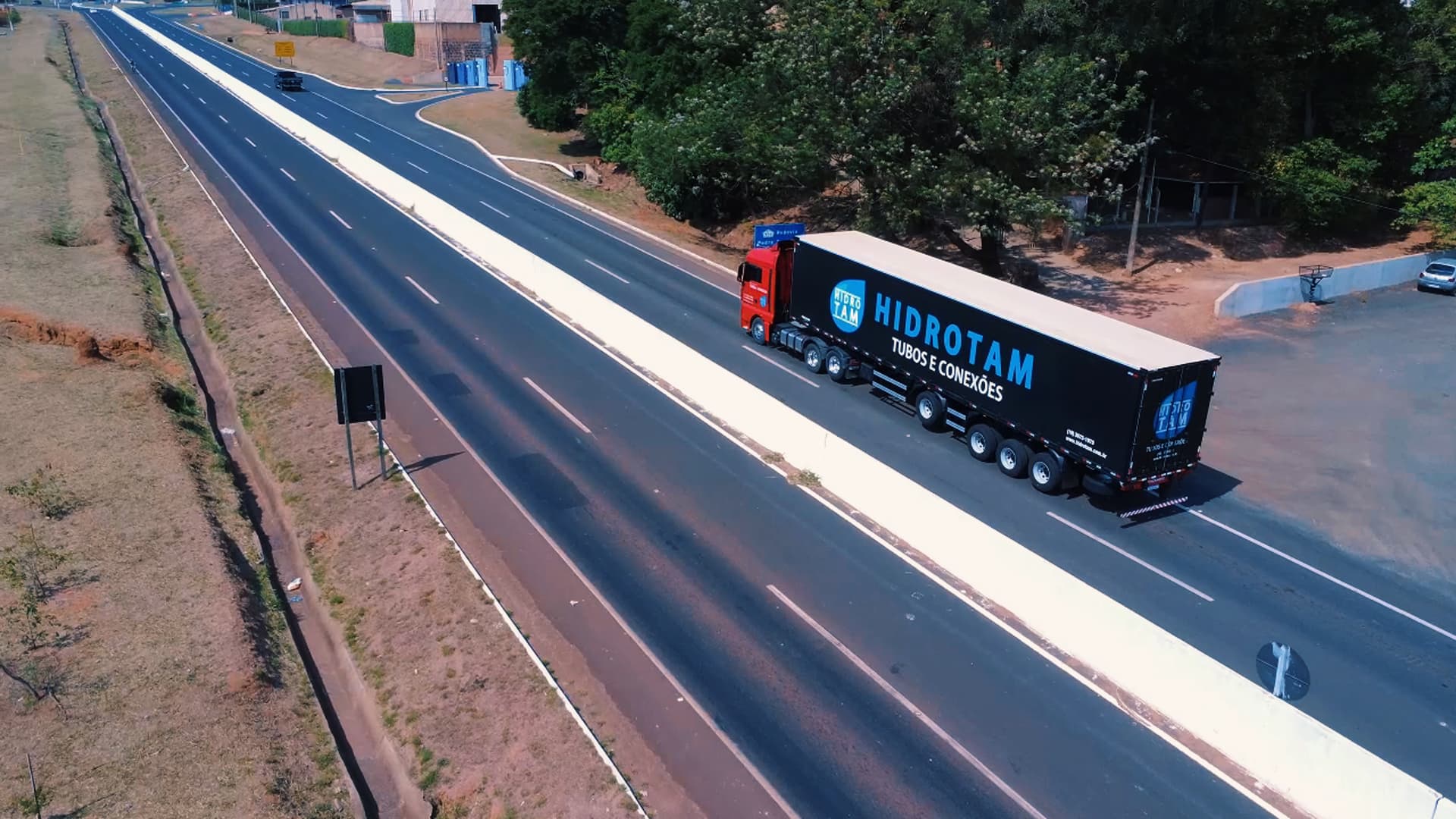 Caminhão HIDROTAM em rodovia