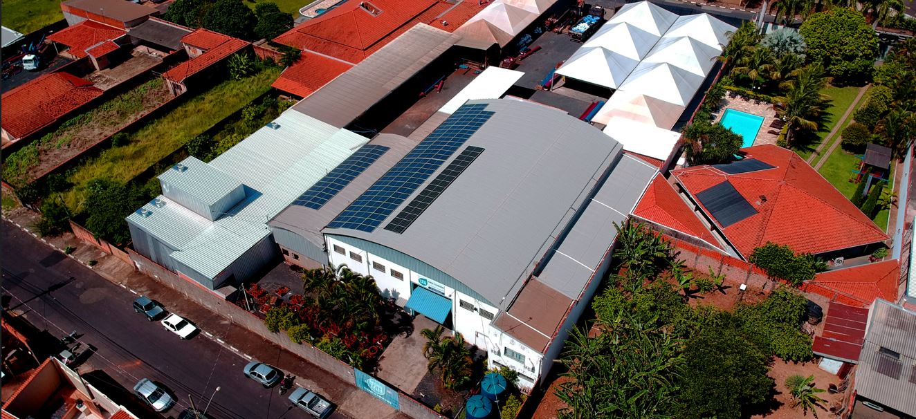 Unidade 1 com telhado coberto por painéis solares